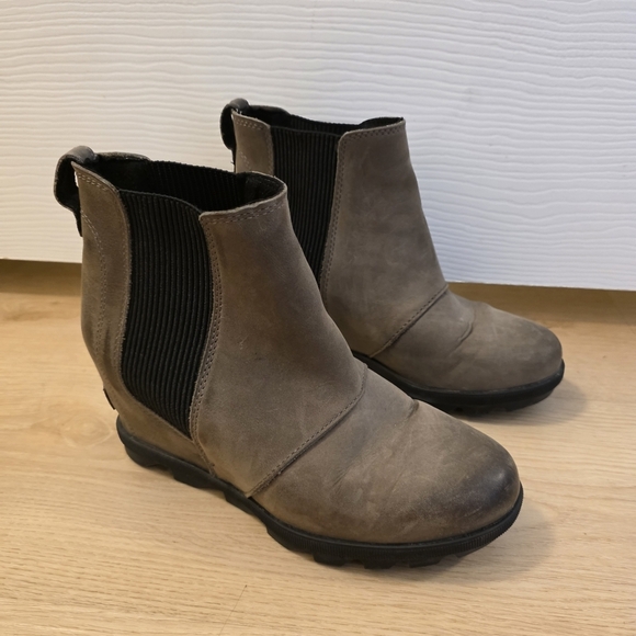 Sorel Taupe Leather Joan Of Arctic Distressed Wedge Chelsea Ankle Boots Size 6 - Picture 1 of 8
